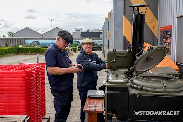 Vrijwilligers van Stoomkracht bij het gulashkanon tijdens het Smalspoorfestijn