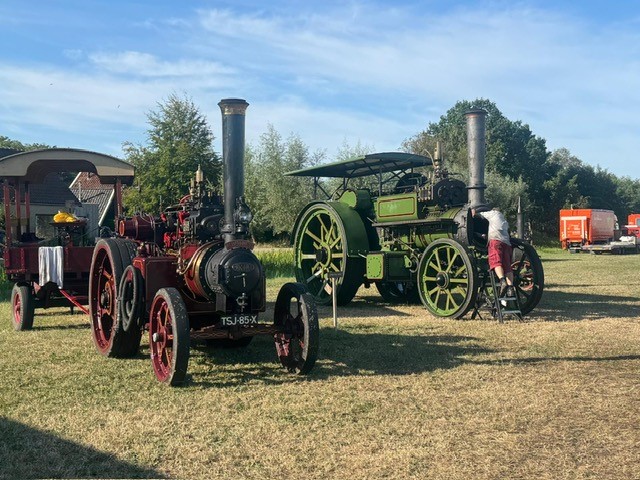 De Marshall-stoomtractor van Stoomkracht naast Flame Lily op het Historisch Festival Vreeland