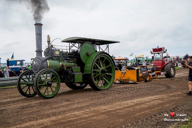 Flame Lily tijdens de tractorpull op het Historisch Festival Vreeland